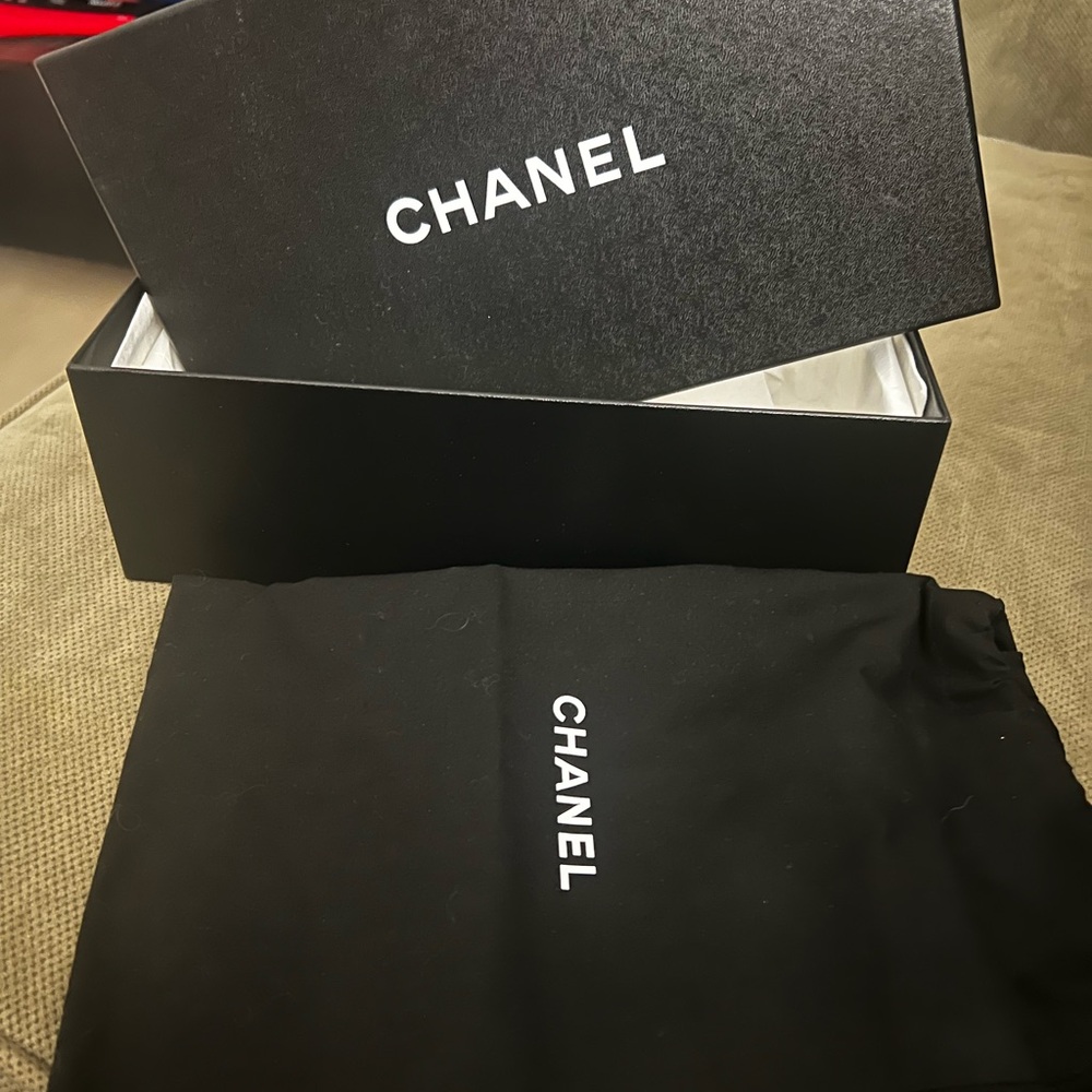 CHANEL Black Box with White Logo - Picture 7 of 11